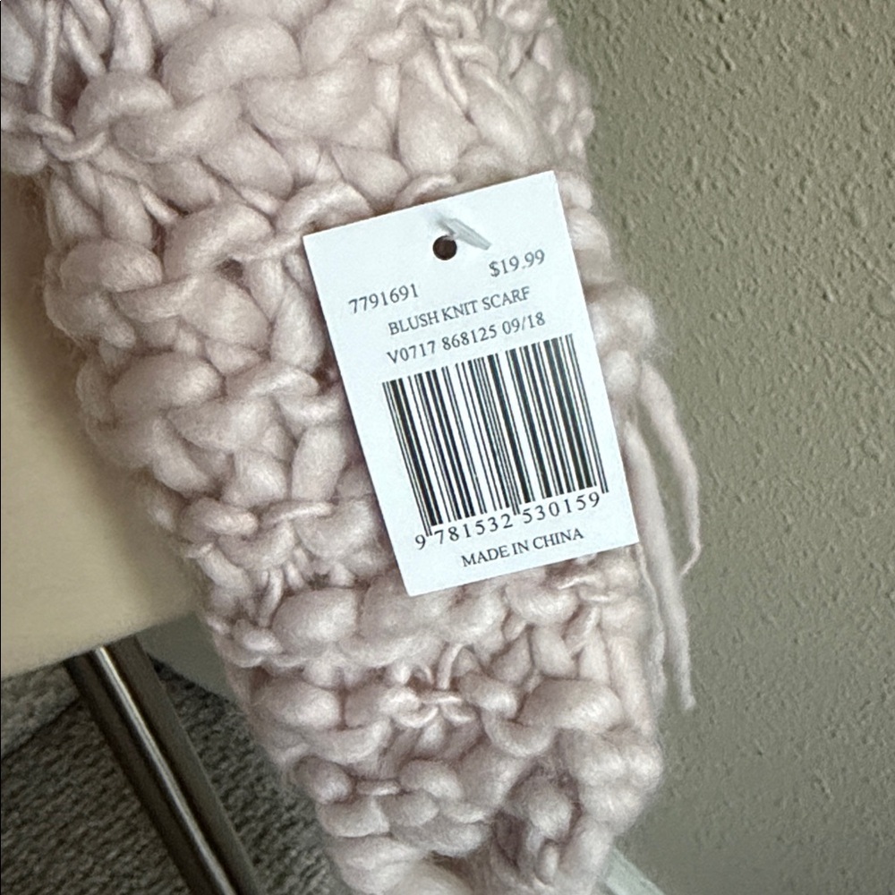 NWT Chunky Blush Knit Fringe Scarf - Picture 4 of 7